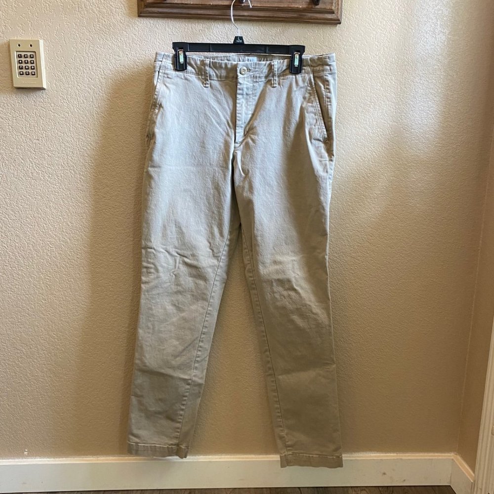 Gap Khaki pants - size 33x32